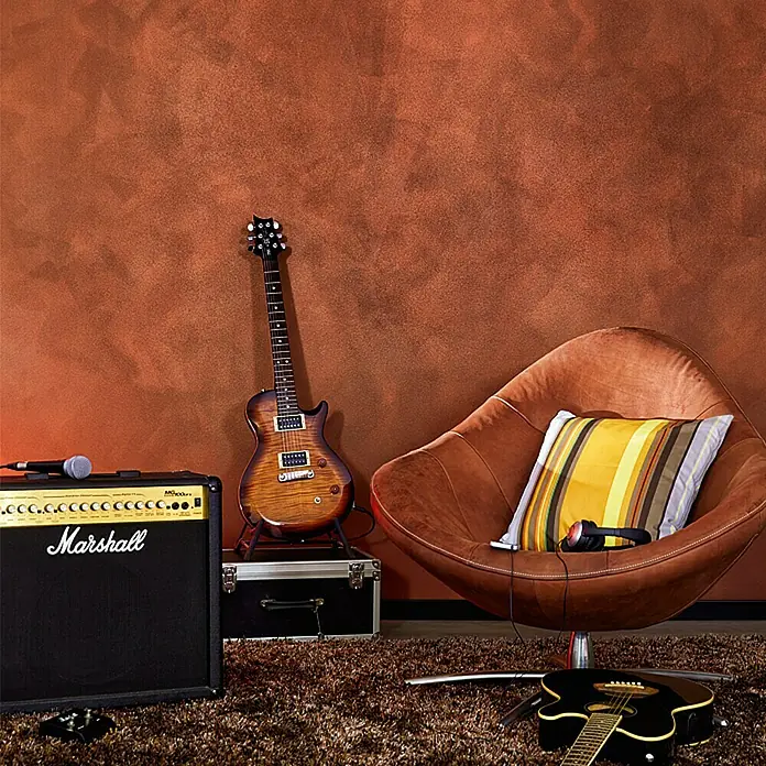 SCHÖNER WOHNEN-Farbe Trendstruktur Dekoputz-Set Rost-Optik - 6 -tlg. - Musikalische Szene mit einer E-Gitarre, einem Marshall-Verstärker, einem bequemen Sessel und einer akustischen Gitarre. Perfekt für Musikliebhaber.