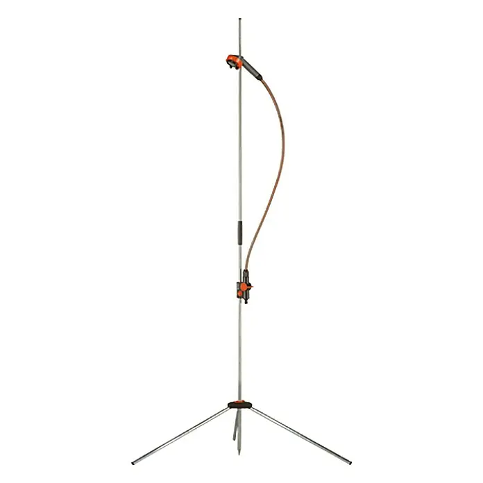 Gardena Gartendusche Trio - Dreibeinstativ, Höhe: 220 cm, Aluminium/Kunststoff - Das Bild zeigt einen Gardena Aquazoom Viereckregner auf einem Stativ, ideal für die Bewässerung von Rasenflächen. Das Gerät ist verstellbar und mobil.