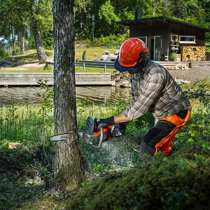 Husqvarna Akku-Kettensäge 242i inkl. Akku - 36 V, 4 Ah, Li-Ionen, 1 Akku, Schwertlänge: 35,6 cm