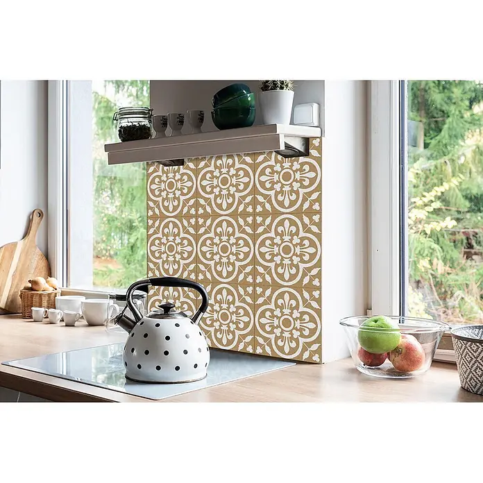 Tulup Wandfliese - Glänzend - Dekorative beige-weiße Fliesensticker mit Ornamentmuster als stilvolle Küchenrückwand.