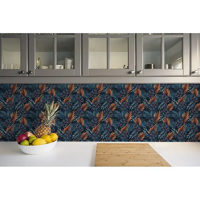 Tulup Wandfliese - Glänzend - Küchenrückwand mit tropischem Blättermuster in Blau und Orange, zwischen grauen Schränken und weißer Arbeitsplatte.