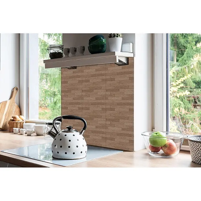 Tulup Wandfliese - Glänzend - Küchenrückwand mit Holzoptik-Fliesen. Die braunen, rechteckigen Fliesen sind in einem versetzten Muster an der Wand angeordnet.
