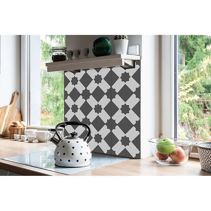 Tulup Wandfliese - Glänzend - Klebe-Küchenrückwand mit schwarz-weißem geometrischem Sternenmuster.