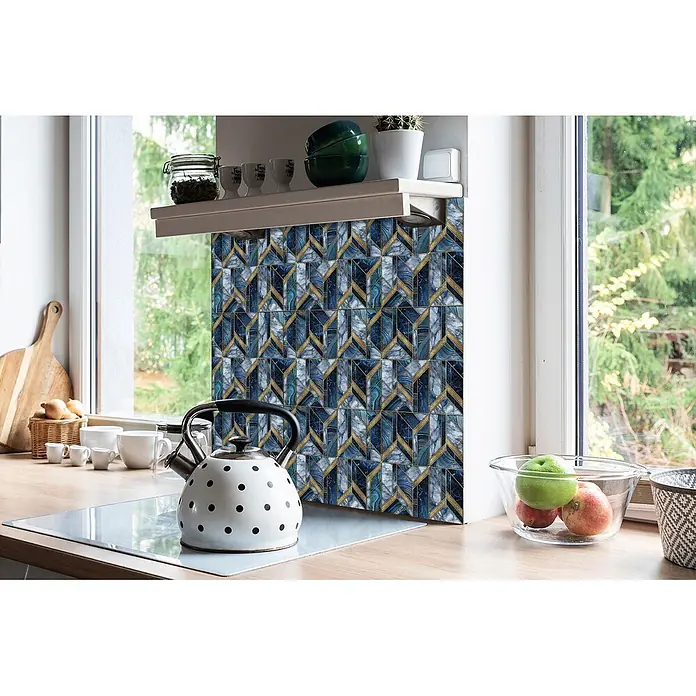 Tulup Wandfliese - Glänzend - Geometrische Küchenrückwandfliesen in Blau-Gold über einem Herd in moderner Küche.