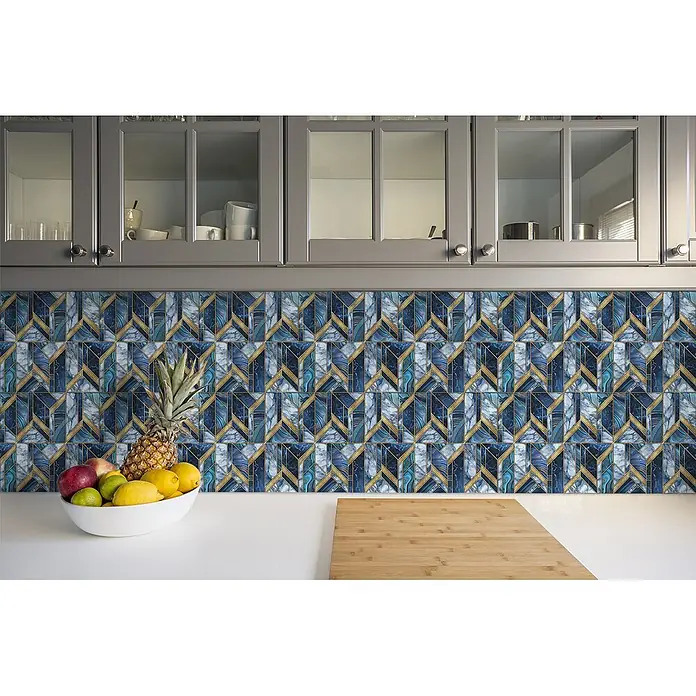 Tulup Wandfliese - Glänzend - Geometrische blau-goldene Fliesen mit Marmor-Textur, als Küchenrückwand installiert.