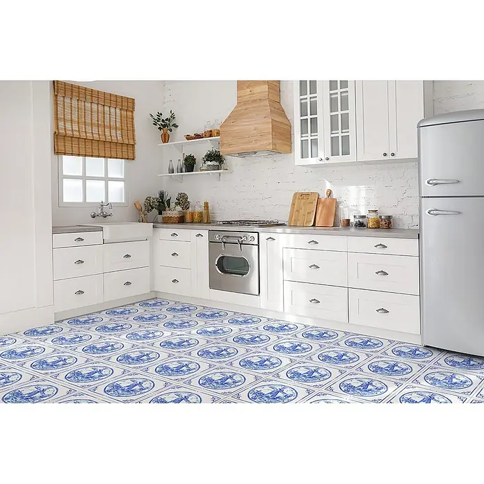 Tulup Wandfliese - Glänzend - Blau-weiß gemusterte Bodenfliesen mit Delft-Windmühlen und floralen Motiven in einer hellen Küche.
