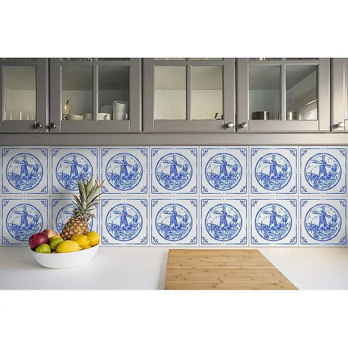 Tulup Wandfliese - Glänzend - Blau-weiße Küchenrückwandfliesen im Delfter Stil mit Windmühlenmotiven, unter grauen Schränken angebracht.