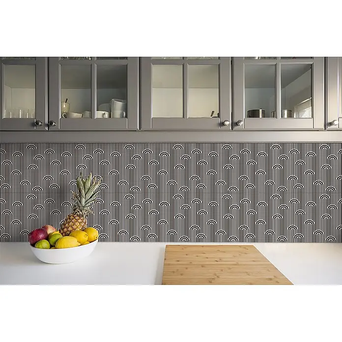 Tulup Wandfliese - Glänzend - Küchenrückwand mit schwarz-weißem geometrischem Bogenmuster, unter grauen Schränken und über einer weißen Arbeitsplatte.