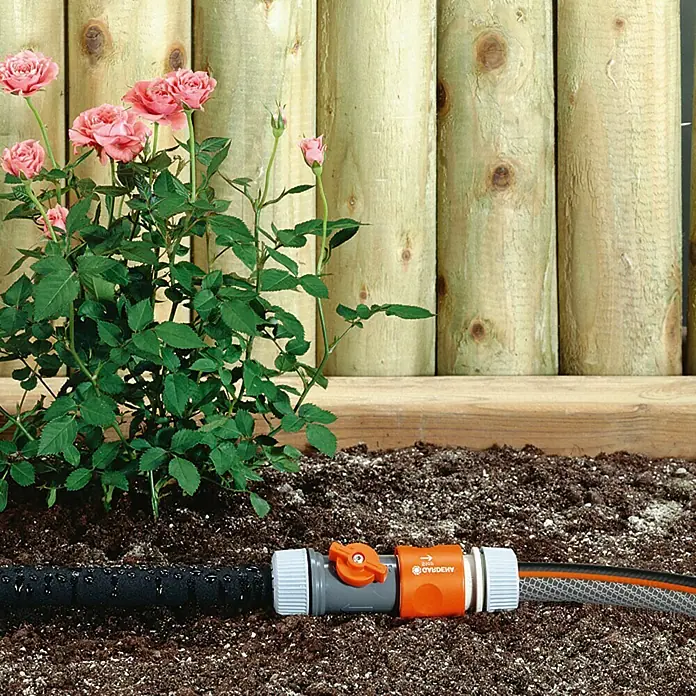 Gardena Tropfschlauch - Länge: 7,5 m - Gartenbewässerung mit Gardena-Ventil im Beet mit Rosenpflanze und Holzzaun. Bewässerungssystem im Detail.