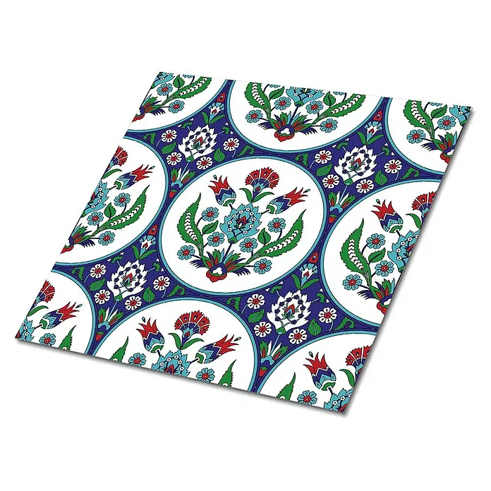 Tulup Wandfliese - Glänzend - Dekorative Fliese mit traditionellem Blumenmuster im Iznik-Stil in Blau, Rot und Grün auf weißer Oberfläche.