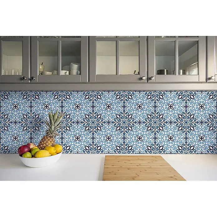 Tulup Wandfliese - Glänzend - Blau-weiß gemusterte Rückwandfliesen mit Ornamentdesign in einer Küche.