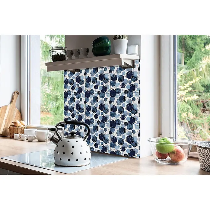 Tulup Wandfliese - Glänzend - Blauer geometrischer sechseckiger Spritzschutz in einer modernen Küche installiert.