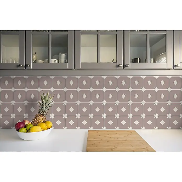 Tulup Wandfliese - Glänzend - Sterne gemusterte Fliesen in gedämpftem Rosa und Weiß als Küchenrückwand.