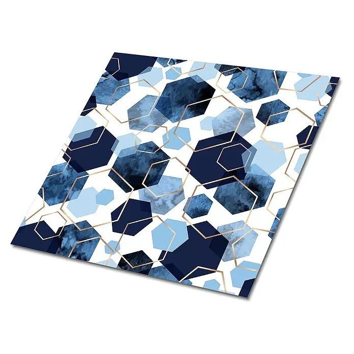Tulup Wandfliese - Glänzend - Flache Oberfläche mit modernem blau-goldenen geometrischem Muster aus massiven, Aquarell- und umrandeten Sechsecken.