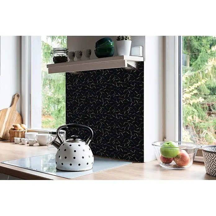 Tulup Wandfliese - Glänzend - Schwarze Küchenrückwand mit buntem Linienmuster, über einer Arbeitsplatte in einer Küche installiert.