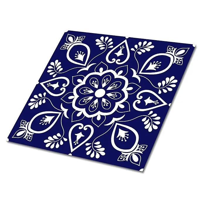 Tulup Wandfliese - Glänzend - Blaue Matte mit weißem, aufwendigem Blumen- und Blattmuster.