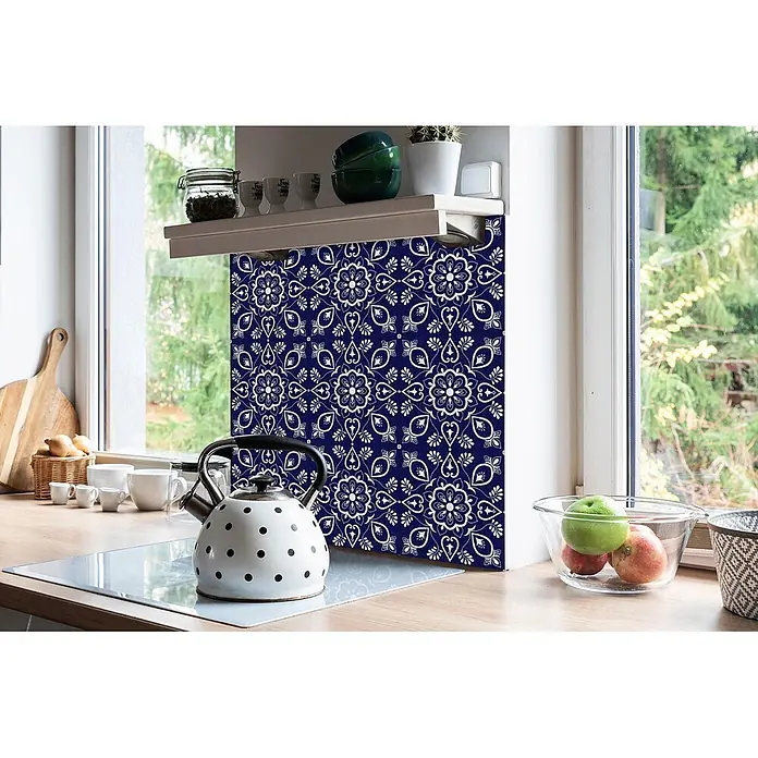 Tulup Wandfliese - Glänzend - Eine blau-weiß gemusterte Dekorplatte in einer Küche, an der Wand zwischen Regal und Arbeitsplatte neben einem Fenster.