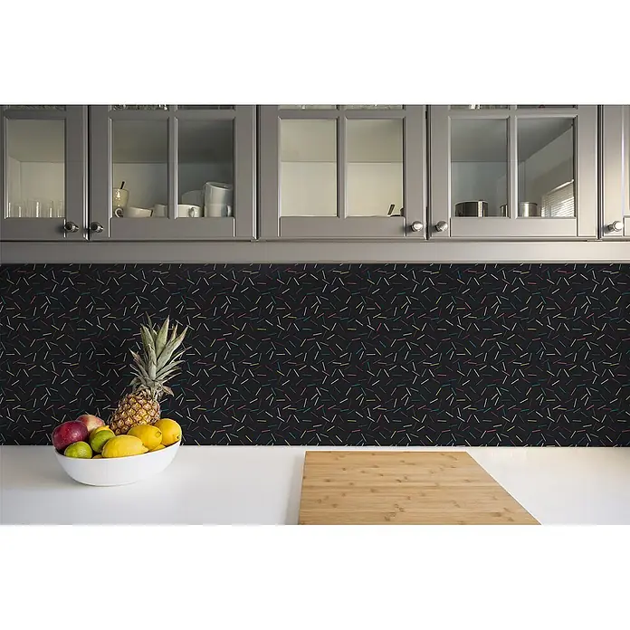 Tulup Wandfliese - Glänzend - Bunte Sprinkles-Muster-Küchenrückwand in einer Küche über einer weißen Arbeitsplatte mit Obstschale.