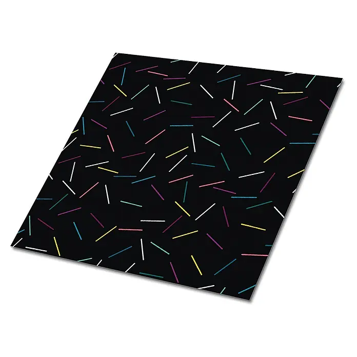 Tulup Wandfliese - Glänzend - Schwarzes Blatt mit spielerischem Muster aus bunten, zufällig verteilten Strichen.