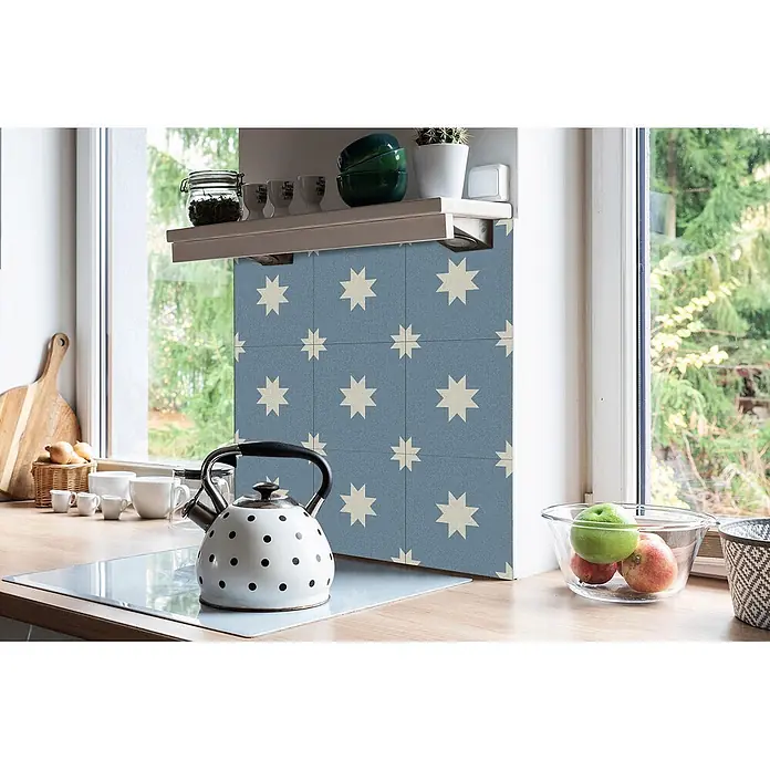 Tulup Wandfliese - Glänzend - Blauer Küchenrückwand mit wiederholtem beigem Sternmuster, zwischen Arbeitsplatte und Regal montiert.