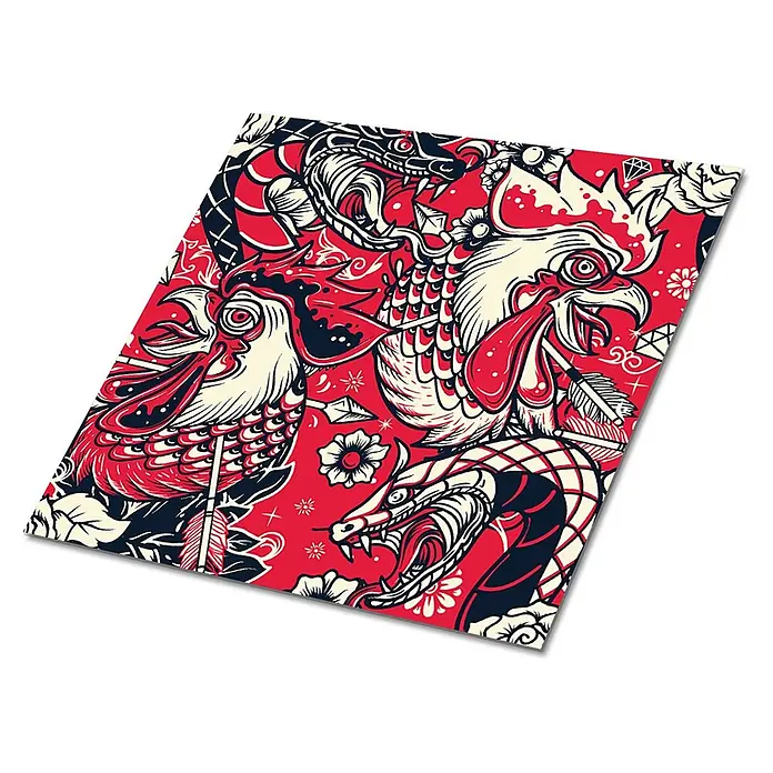 Tulup Wandfliese - Glänzend - Traditionelles Tattoo-Muster mit Hähnen, Schlangen und Pfeilen in Rot, Cremeweiß und Dunkelblau. Lebendiger Grafikdruck.