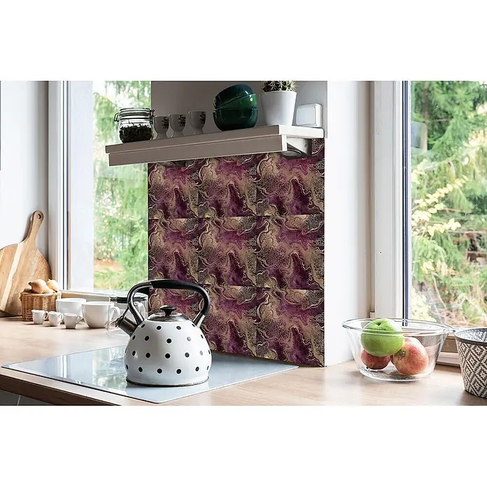 Tulup Wandfliese - Glänzend - Lila-gold gemusterter Küchenspritzschutz in Marmoroptik, unter einem Regal und neben einem Fenster, über einer Arbeitsplatte mit Wasserkocher.
