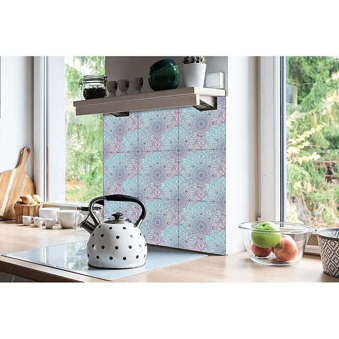 Tulup Wandfliese - Glänzend - Blaue und violette Fliesenaufkleber mit Mandalamuster als Küchenrückwand.