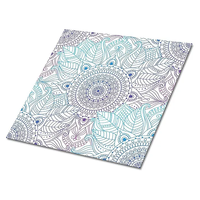 Tulup Wandfliese - Glänzend - Weißer Stoff mit detailliertem blau-lila Farbverlauf Mandala- und Blumenmuster.