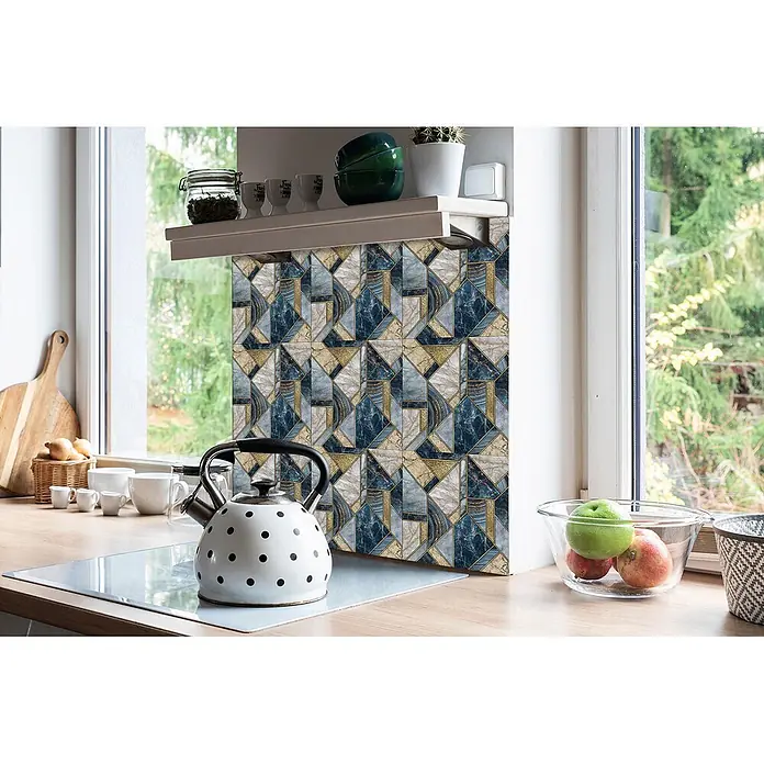 Tulup Wandfliese - Glänzend - Geometrisch gemusterte Küchenrückwandfliesen in Blau, Gold und weißer Marmoroptik, in einer modernen Küche.