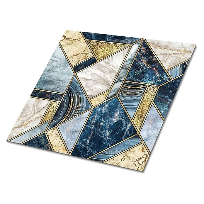 Tulup Wandfliese - Glänzend - Geometrisches abstraktes Muster mit blauem, weißem und beigefarbenem Marmor, glitzernden Goldflächen und goldenen Umrandungen.