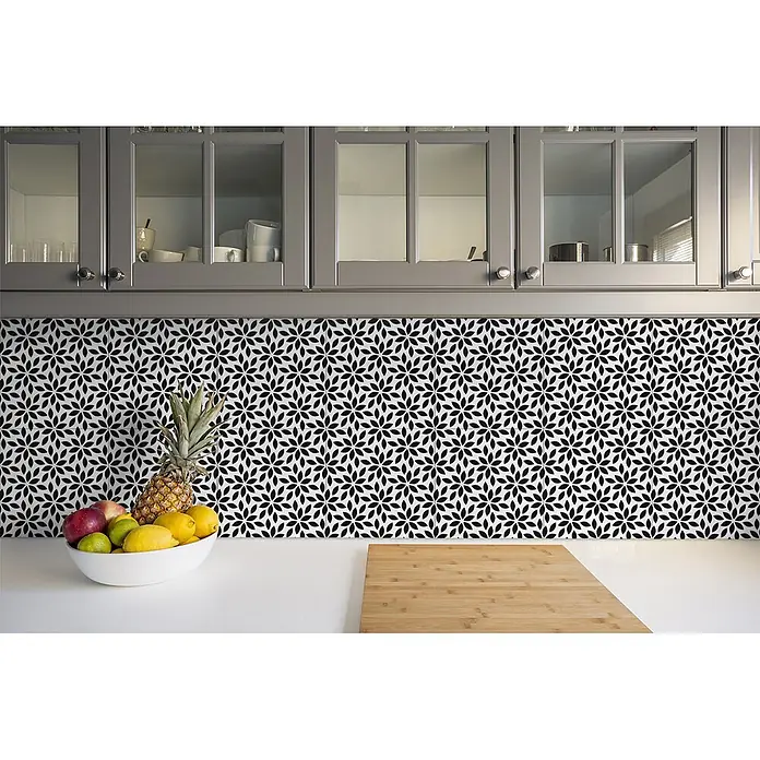 Tulup Wandfliese - Glänzend - Schwarz-weiße geometrische Blumenmusterfliesen als Küchenrückwand installiert.