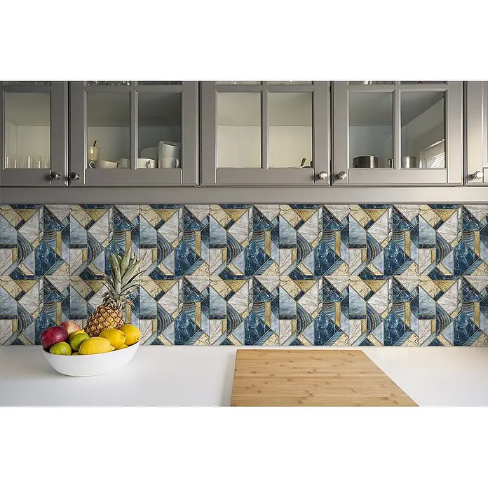 Tulup Wandfliese - Glänzend - Küchenrückwand mit blauen, goldenen und weißen Marmor-Optik-Fliesen in geometrischem Muster, zwischen Schränken und Arbeitsplatte.