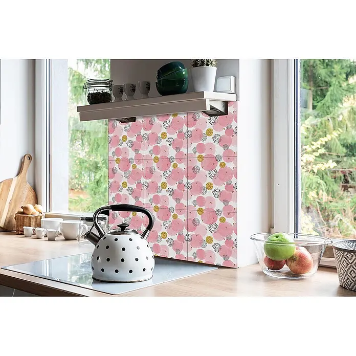 Tulup Wandfliese - Glänzend - Spritzschutz mit rosa, goldenem, schwarzem Punktmuster in einer modernen Küche.