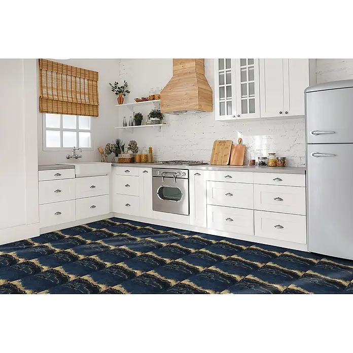 Tulup Wandfliese - Glänzend - Dunkelblaue und gold gemusterte Bodenfliesen im Schachbrettmuster, in einer modernen Küche mit weißen Schränken verlegt.