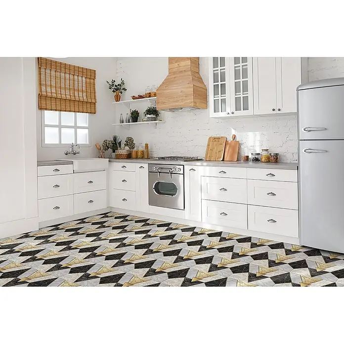 Tulup Wandfliese - Glänzend - Geometrisch gemusterter Küchenboden mit schwarz-weißem Marmor- und goldenem Dreiecksdesign.