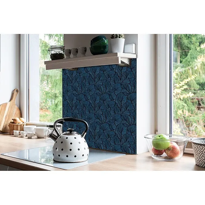 Tulup Wandfliese - Glänzend - Blauer Küchenrückwand mit detailliertem schwarzem Blattmuster, über einer Arbeitsplatte angebracht.