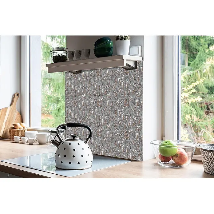 Tulup Wandfliese - Glänzend - Küchenrückwand mit graugrünen Blätterfliesen, über einer Arbeitsplatte mit Wasserkocher installiert.