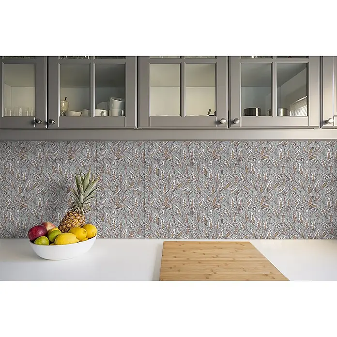 Tulup Wandfliese - Glänzend - Küchenrückwand mit blau-grauem, weißem und goldenem Blattmuster, unter grauen Schränken über einer Arbeitsplatte.