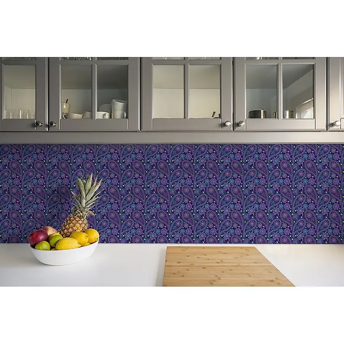 Tulup Wandfliese - Glänzend - Lebhafter, lila gemusterter Küchenrückwand mit Paisleymuster unter grauen Schränken und über einer weißen Arbeitsplatte mit Obstschale.