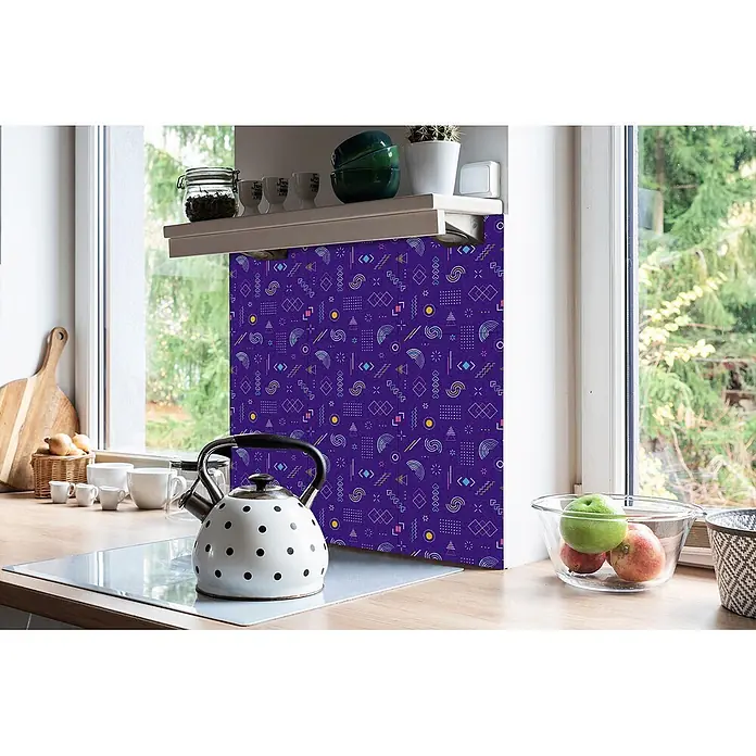 Tulup Wandfliese - Glänzend - Lila Küchenrückwand mit abstraktem geometrischem Muster, hinter dem Kochfeld unter einem Regal in einer hellen Küche installiert.