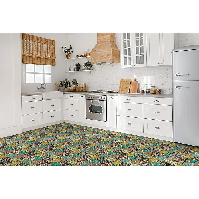 Tulup Wandfliese - Glänzend - Farbenfroher gemusterter Bodenbelag mit Mosaikdesign in einer Küche.