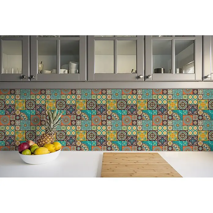 Tulup Wandfliese - Glänzend - Bunte, gemusterte Küchenrückwandfliesen im mediterranen Stil mit geometrischen und floralen Designs über einer weißen Arbeitsplatte.
