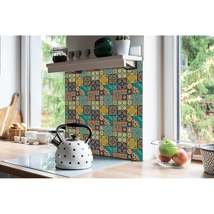 Tulup Wandfliese - Glänzend - Bunter gemusterter Küchenrückwand mit Mosaikfliesendesign, in einer Küche installiert.