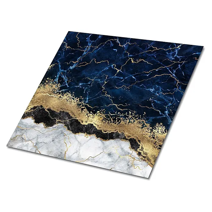 Tulup Wandfliese - Glänzend - Abstrakter Kunstdruck mit blauen, schwarzen und weißen Marmormustern, akzentuiert von schimmerndem Goldstaub und Adern.