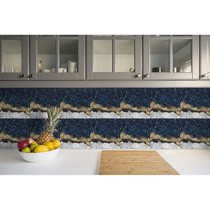 Tulup Wandfliese - Glänzend - Marineblaue, goldene und weiße Marmor-Fliesen als Spritzschutz in einer Küche, die eine luxuriöse und moderne Ästhetik bieten.