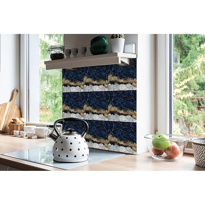 Tulup Wandfliese - Glänzend - Blaue, goldene und weiße Marmor-Spritzschutzfliesen in einer Küche über einer Arbeitsplatte angebracht.