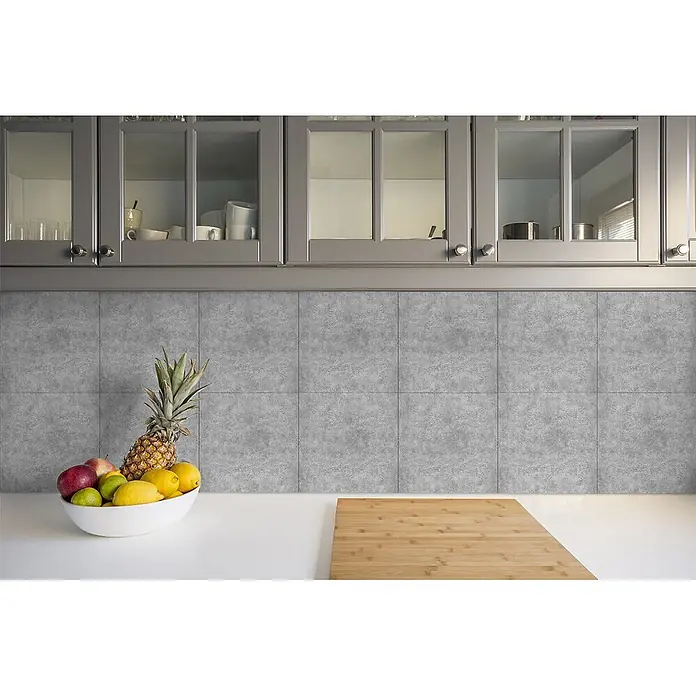 Tulup Wandfliese - Glänzend - Graue, strukturierte Küchenrückwandfliesen im Beton-Look in einer modernen Küche.