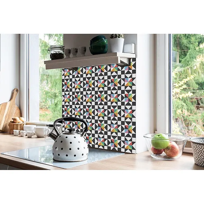 Tulup Wandfliese - Glänzend - Bunte, geometrisch gemusterte Küchenrückwand in einer Küche.