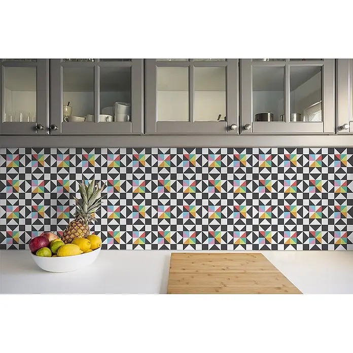 Tulup Wandfliese - Glänzend - Geometrischer Küchenrückwand mit schwarz-weißem und buntem Dreiecksmuster unter grauen Schränken.