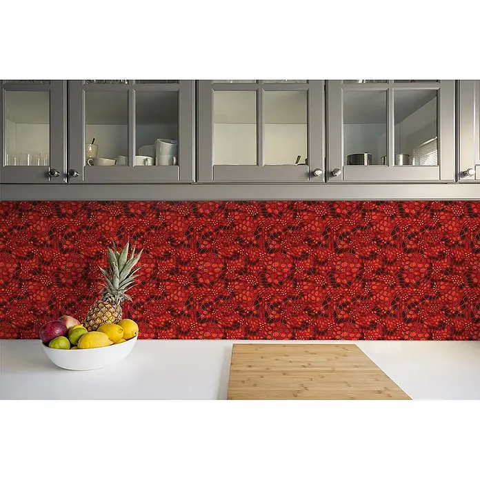 Tulup Wandfliese - Glänzend - Roter Küchenrückwand mit modernem hexagonalem Tarnmuster, installiert zwischen grauen Schränken und weißer Arbeitsplatte.